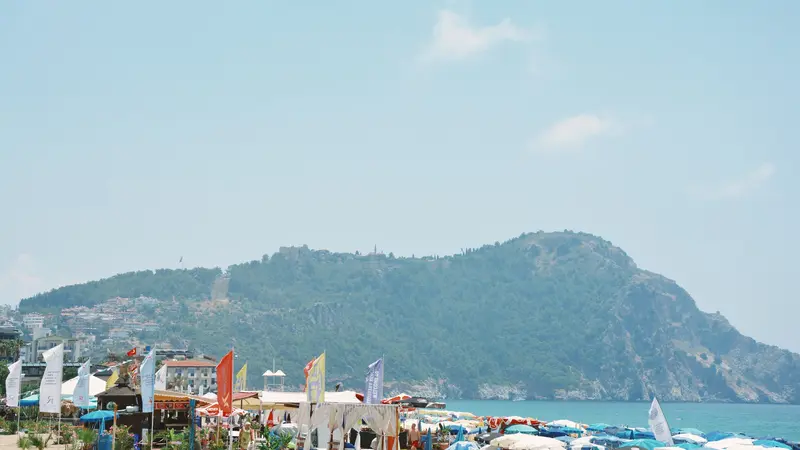 Alanya sahilinde şezlonglar ve Akdeniz